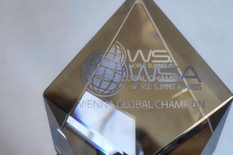 prizas: daugiabriaunė erdvinė figūra su užrašais