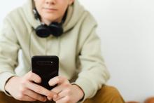 telefonas jaunuolio rankose