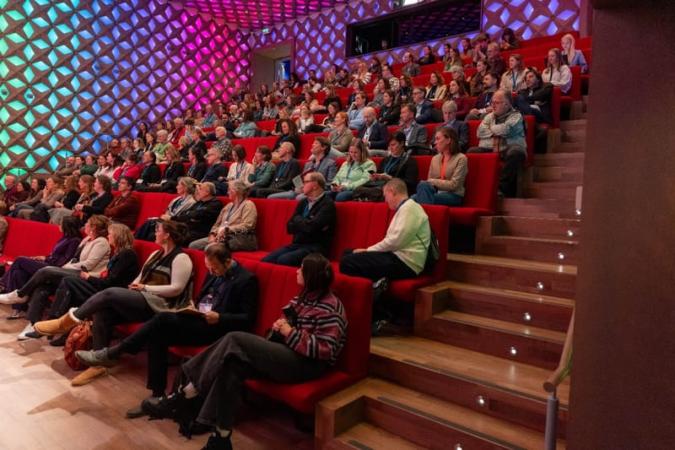 Dalyviai klausosi pranšimo