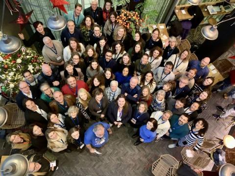 Seminaro dalyviai, susibūrę ratu, vaizdas iš viršaus