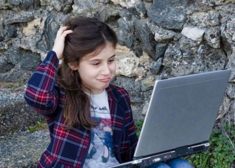 mergaitė prie kompiuterio